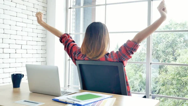 Mulher Streching Braço Levantado Sentado Posição Incorreta Mesa Escritório Casa — Fotografia de Stock