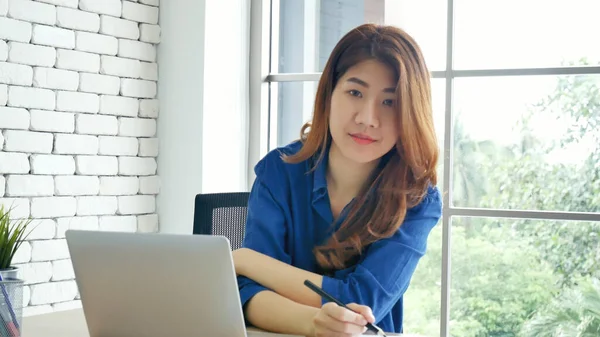Felicidad Mujer Asiática Que Trabaja Desde Casa Usando Ordenador Portátil — Foto de Stock