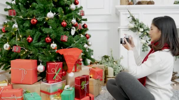 Weihnachtsbaum Dekoriert Urlaub Winter Weihnachtsfeier Geschenk Die Familie Schmücken Mit — Stockvideo