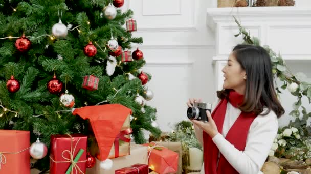 Asiatische Frau Mit Der Kamera Fotografieren Weihnachtsbaum Weihnachtsgeschenk Box Gemütlichen — Stockvideo