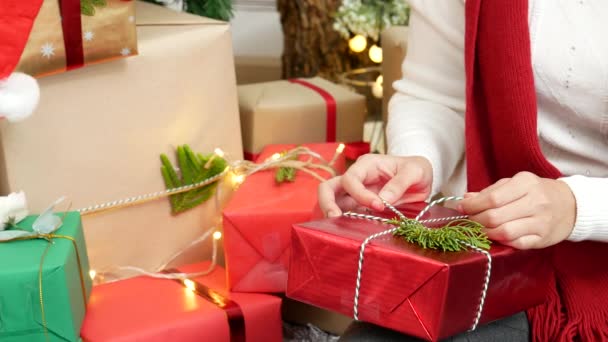선물을 거실에 놓는다 크리스마스 상자를 크리스마스 아시아 디오르 크리스마스 크리스마스 — 비디오