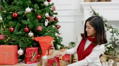 Fotoğraf makinesi kullanan Asyalı kadın Noel ağacı Noel ağacı hediye kutusunu rahat oturma odasında çekiyor. Kadın fotoğrafçı fotoğraf çek Noel 'i süsle süslü balo balosu xmas ağacını tatil mevsiminde kutla