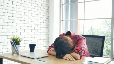 Ekonomik durgunluk stresi çeken kadın ev bilgisayarında baş ağrısı ve başarısızlıktan dolayı bitkinlik yaşıyor. Stresli Asyalı kadın anksiyetesi aşırı çalışma, yaşam krizi acısı, stresli işsizlik