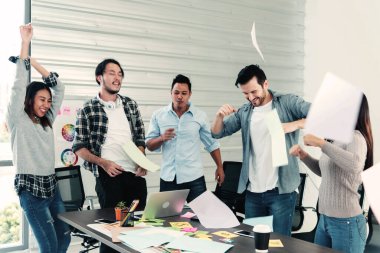 Bir grup iş adamı evrak işlerini bitirdiler ve mutlulukla dans ettiler. Çeşitli insanlar dans ediyor, eğleniyor, eğleniyor, terfi alıyor ve iyi haberler veriyor. Dostum kameraya bak, mutlu dans ediyor.