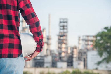 İnşaat işçisi kadın inşaat sektöründe güvenlik önlüğü takıyor. Sıkı kasklı inşaat mühendisi kadın mühendis. Kadın inşaat mühendisi konsepti