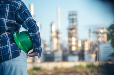 İnşaat işçisi kadın inşaat sektöründe güvenlik önlüğü takıyor. Sıkı kasklı inşaat mühendisi kadın mühendis. Kadın inşaat mühendisi konsepti