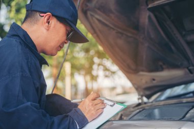 Otomotiv merkezindeki tamirci oto tamirhanesinde. Teknisyen atölyesi motor tamir araçları makine mühendisliği işi. Otomobil tamircisi eller araba tamir teknisyeni