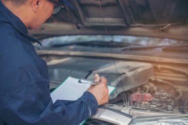 Otomotiv merkezindeki tamirci oto tamirhanesinde. Teknisyen atölyesi motor tamir araçları makine mühendisliği işi. Otomobil tamircisi eller araba tamir teknisyeni