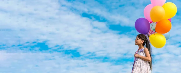 Банер Весела Мила Дівчина Тримає Повітряні Кулі Біла Хмара Зеленого — стокове фото