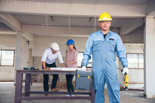 Μηχανικός Κατασκευών Ομαδική Εργασία Ασφάλεια Ομάδα Εμπιστοσύνης Κρατώντας Λευκό Κίτρινο — Φωτογραφία Αρχείου