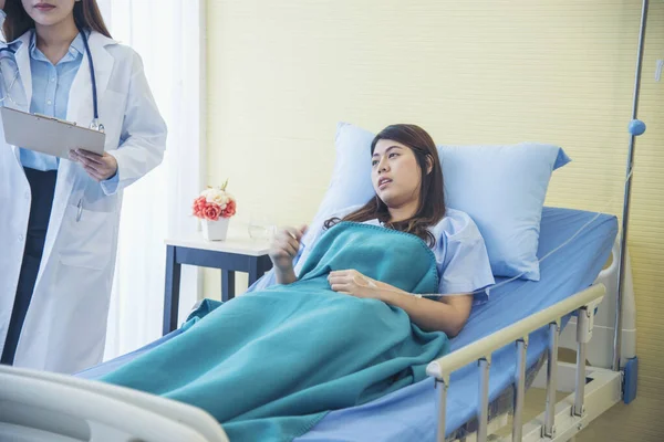 Mujer Doctora Consulta Pacientes Con Diagnósticos Profesionales Especializados Clínica Tratamiento — Foto de Stock