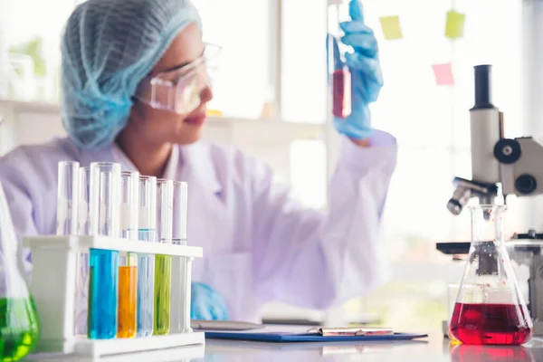 Closeup Mulher Cientista Mão Uso Conta Gotas Laboratório Olhar Para — Fotografia de Stock