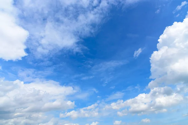 Modrá Obloha Nadýchané Bílé Mraky Letní Sezóně Jasné Panorama Krásným — Stock fotografie
