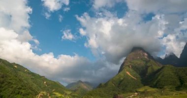Zaman ayarlı Güzel manzara dağ yeşil çayır çimen beyaz bulut mavi gökyüzü güneşli gün. Zaman akıp gidiyor Majestic yeşil manzara büyük dağ tepesi bulutlu vadi manzarası kırsal doğa manzarası