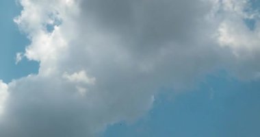 Zaman akışı karanlık fırtına dramatik kara gökyüzü arkaplanı bulutları. Fırtınadan önce kara bulutlar geliyor. Meteoroloji fırtına iklimini tehdit ediyor. Koyu bulutlu fırtına felaketi zaman kaybı kasvetli gri gökyüzü.