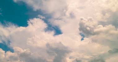 Zaman akışı karanlık fırtına dramatik kara gökyüzü arkaplanı bulutları. Fırtınadan önce kara bulutlar geliyor. Meteoroloji fırtına iklimini tehdit ediyor. Koyu bulutlu fırtına felaketi zaman kaybı kasvetli gri gökyüzü.