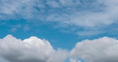 Zaman akıp gidiyor. Mavi gökyüzü, yaz mevsiminde kabarık beyaz bulutlar. Güzel bulutlarla aydınlık bir gökyüzü. Zaman çizelgesi mavi gökyüzü gökyüzünü gün ışığında fotokopi uzayı ile bulutlandırır. Bulutlu güneşli bir gün.