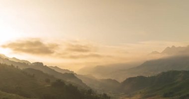 Dramatik gün batımı zamanı güzel manzara alacakaranlık altın saat parlak gökyüzü. Güzel manzara manzara manzarası şafak vakti dramatik gökyüzü zamanı. Gündoğumu manzarası Altın gökyüzü güneş ışığı