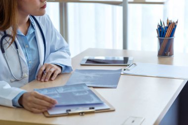 İki Asyalı kadın doktor, doktorun muayenehanesinde röntgen filmi danışmanlığı yapan hastalarla görüşmeyi tartışıyor. Asya tıp laboratuarındaki genç kadınlar birlikte sağlık hizmetleri hakkında konuşuyorlar.