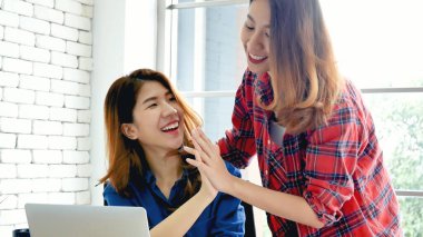 Ofis masasında birlikte konuşan iki iş kadını mutluluğa ulaştı. Kadın buluşması iyi haber için beşlik çaktı. Çak bir beşlik. İki çalışan kadın ortak, takım dayanışması konseptiyle tanışıyor.