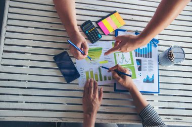 İşletme masasında çalışan bir kadın evdeki dizüstü bilgisayarla çalışıyor. İş kadını finansal iş haritası, grafik, bilgi analizi satış istatistiklerini inceliyor. Kadın ellerini girişimci bürosunun masasına koydu