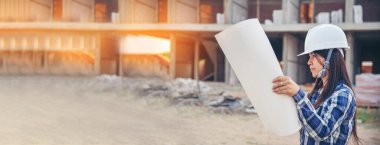 Banner Woman İnşaat Mühendisi Şantiye sektöründe ekose gömlekli güvenlik önlüğü takıyor. Panorama Mimari Kadın İnşaat Mühendisi Kopya Alanı 'nın planına bakıyor