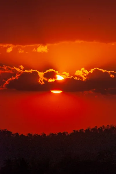Szcenírozott Kilátás Drámai Gyönyörű Naplemente Természetes Sunset Sunrise Réten Sziluett — Stock Fotó