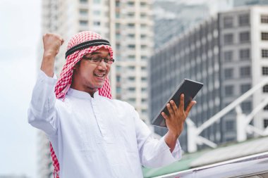Akıllı telefon uygulaması kullanan İslami adam, ajandasını akıllı telefon Müslüman modern uae şehrine odaklıyor. Arap erkekleri tesettür ve Müslüman resmi giysileri giyer. Çevrimiçi yaşam tarzı mesajları gönderir.