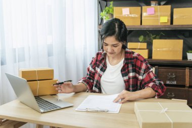 Çevrimiçi satıcı ellerini kapat dizüstü bilgisayarda klavye yazan Asyalı genç kadın çevrimiçi siparişleri kontrol et, mal teslimat paketlerini kontrol et posta kutusunu. Asyalı kadın ev ofisinde küçük bir iş kurdu