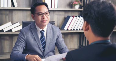 İnsan Kaynakları Müdürlüğü 'ne iş başvurusunda bulunan iş dünyası firması adaylarıyla iş görüşmesi yapan HR çalışanları özgeçmişlerini özet geçtiler. Kelle avcısı ve başvuru sahibi ile iş görüşmesi