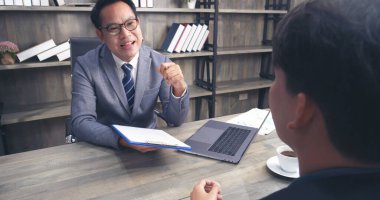 İnsan Kaynakları İK memurunun iş görüşmesi. Yeni çalışanın gülümseyen yüzüyle ofiste tokalaşması. İnsan Kaynakları Müdürü 'nün sorgulama özgeçmişi, yüz yüze. İş Görüşmesi Konsepti