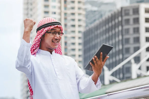 Islamisk Man Med Smartphones App Organisera Schema Agenda Fokus Händer — Stockfoto