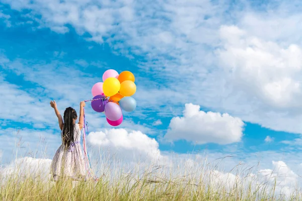 Vrolijk Schattig Meisje Houden Ballonnen Lopen Groene Weide Witte Wolk — Stockfoto