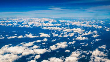 Yaz mevsiminde gökyüzünden hava manzarası tropikal mavi gökyüzü yumuşak beyaz bulut yaz mevsiminde açık güneşli bir günde okyanus manzarası. Açık mavi gökyüzü çizgisi ilkbahar güneş ışığı iklim arkaplanı