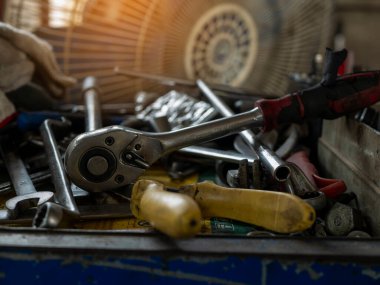 Mekanik aletler, araba tamirhanesi ve fotokopi alanı. Bulanık arkaplan mekanik servisi. Ağır vida paslı anahtarlar kirli tornavida nesneleri. Endüstriyel donanım