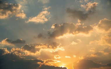 Altın gökyüzü gün doğumu dramatik manzara manzarası. Şafak vakti altın rengi alacakaranlık zamanı güneş ışığıyla bulutlu manzara. Dramatik gün batımı manzarası. Güzel manzara güneş ışığı doğası