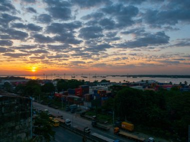 Manzarası dramatik güzel gün batımı gökyüzü. Doğal Günbatımı Karanlık Diyar 'ın gölgesinde. Kırsal kesimde gün batımında, şafakta, gün doğumunda canlı, dramatik bir gökyüzü. Gün batımında manzara Renkli Gökyüzü