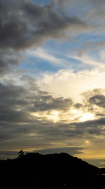 Dikey Güzel Dağ manzarası sisli rüzgarlı dağ sıraları yeşil Asya manzarası çiftliği. Dikey İnanılmaz Peyzaj Dağları yeşil çayır beyaz bulut mavi gökyüzü gün doğumu. Kırsal manzara