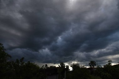 Dramatik kara fırtına yağmuru kara gökyüzünü bulutlandırıyor. Kara fırtına bulutlu yağmurlu atmosfer. Meteoroloji tehlikesi fırtına iklimi felakete çevirir. Kara bulutlu fırtına felaketi kasvetli gri bulut gökyüzü