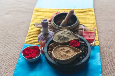 Lüks kuaför salonundaki Tayland masajı spa bitkisel aroma terapisi. Taze aroma bitkisi fırçası tuzlu demirimsi zerdeçal kaplıca salonu Asya terapisini süslüyor. Asya, sağlık hizmetlerinden dolayı vücut masajına maruz kalıyor