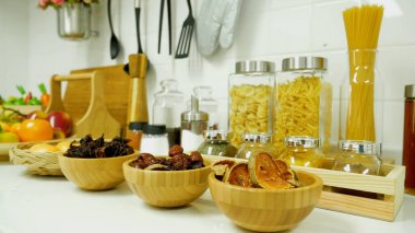 Arka plandaki bulanık arka plan, oturma odası, beyaz arka plan ve fotokopi alanı. Sıcak bir ev. Parlak, basit bir yaşam alanı. Ev vitrini mutfak lambası Bokeh Restoran mobilya dekorasyonu