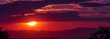 Mor gökyüzü, gün doğumu dramatik manzara manzarası. Şafak vakti, mor, altın sarısı, alacakaranlık, güneş ışığıyla bulutlu. Panorama Dramatik, canlı, günbatımı manzaralı fotokopi alanı olan manzara.