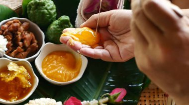 Lüks kuaför salonundaki Tayland masajı spa bitkisel aroma terapisi. Taze aroma bitkisi fırçası tuzlu demirimsi zerdeçal kaplıca salonu Asya terapisini süslüyor. Asya, sağlık hizmetlerinden dolayı vücut masajına maruz kalıyor