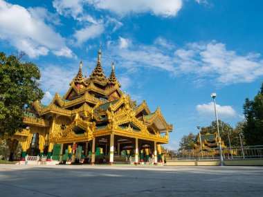 Mavi gökyüzünde Altın Pagoda Budist kutsal ibadeti. Myanmar Kültür Asya 'daki ünlü kutsal seyahat merkezleri altın pagoda ibadet yeri. Mavi gökyüzü beyaz bulut İnanılmaz altın pagoda