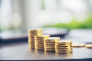 Borç ev kredisi, madeni para yığını konsepti. Yatırım planı altın, gümüş, servet bankasını istifliyor..