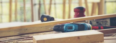 Banner DIY zanaatkar ahşap yığını marangoz marangoz el işçiliği masasına itiraz ediyor. Banner Architect marangozluk aletleri ev geliştirme ekipmanları. Kopya alanı olan ahşap marangoz inşaat atölyesi