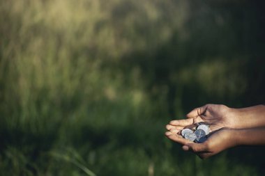 Finansal Planlamacı madeni para yığını büyüyen ekonomiyi tutuyor. Eller Borç Evi 'ne borç para destesini korur. Para Yatırım Danışmanlık Planı bütçe bankacılık sigortası sürdürülebilir yeşil altyapı