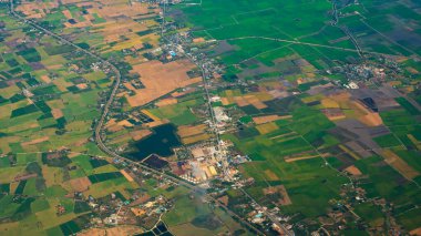 Yeşil çeltik pirinç tarlası arazisi. Yaz mevsiminde, güneşli bir günde, tropikal hava aracı görüntüleri. Tarım pirinç tarlası yeşillik arka planda doğal çeltik tarlaları