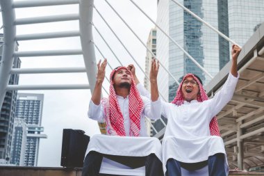 Arap Müslüman erkekler takım çalışanları olarak birlikte konuşuyorlar. Dijital pazarlama Arap grubu modern müslüman BAE şehrine danışmayı tartışıyor. Mutlu Girişimci Asyalı insanlar toplanan gülümseyen takımlar