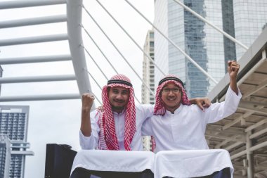 Arap Müslüman erkekler takım çalışanları olarak birlikte konuşuyorlar. Dijital pazarlama Arap grubu modern müslüman BAE şehrine danışmayı tartışıyor. Mutlu Girişimci Asyalı insanlar toplanan gülümseyen takımlar